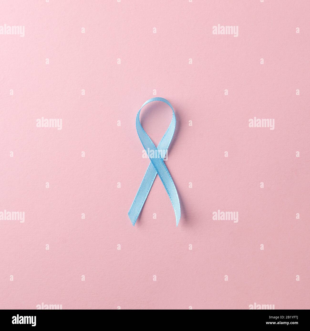 Medizin, Gesundheit und symbolics Konzept - Nahaufnahme der blauen Prostatakrebsbewußtsein Ribbon Stockfoto