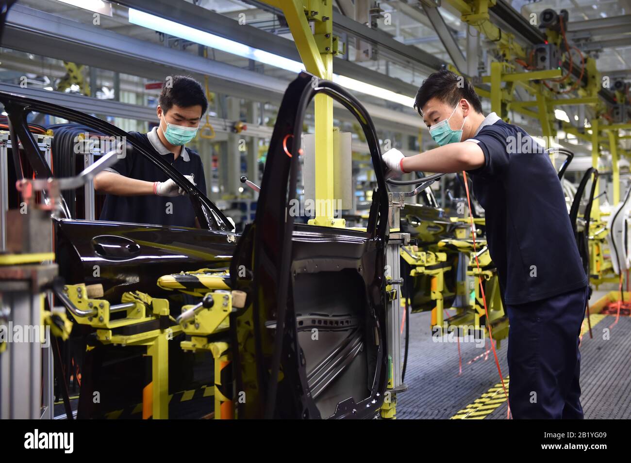 Peking, China. Februar 2020. Mitarbeiter arbeiten in einem Werk von Beijing Benz Automotive. Co., Ltd. In Peking, Hauptstadt Chinas, 21. Februar 2020. Credit: Chen Zhonghao/Xinhua/Alamy Live News Stockfoto