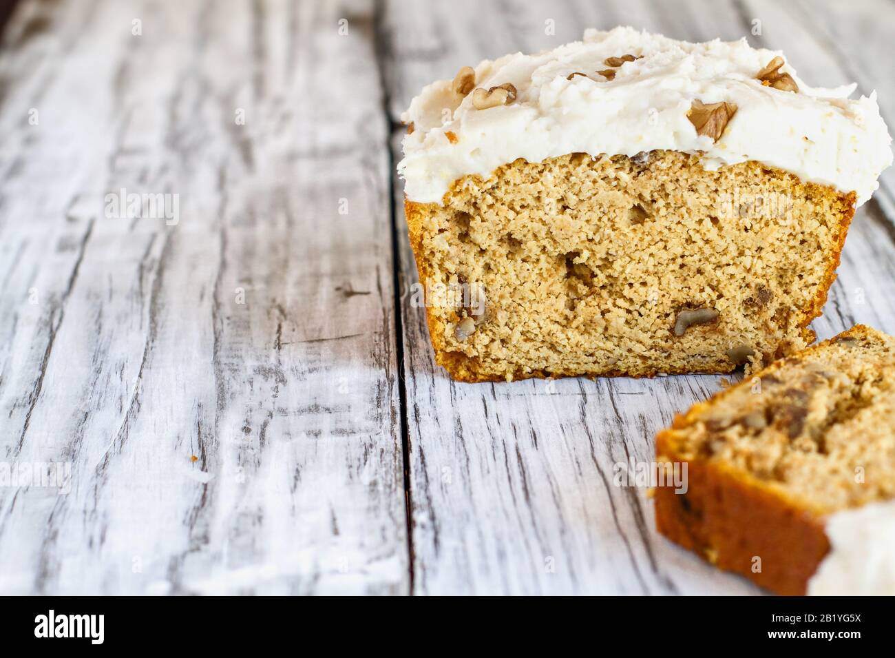 Keto Karotten Kuchen ohne die Karotten, um wirklich in Ketose für Ostern zu bleiben. Brotlaib wird mit Mandelmehl gebacken. Zuckerfreie Käsevereisung Stockfoto