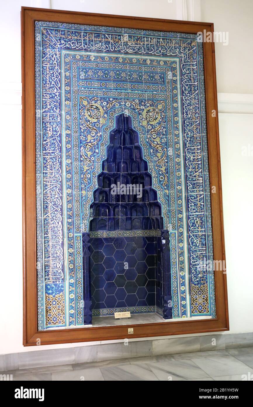 Geflieste Nische (Mihrab). Verglast. Von Karamanoglu. 1432. Türkei. Istanbul Archäologische Museen. Museum für Islamische Kunst Stockfoto