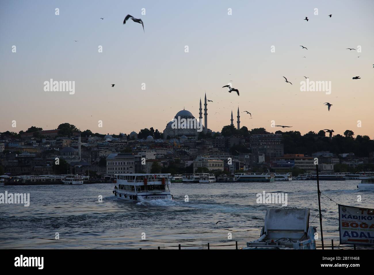 Türkei. Istanbul. Das Goldene Horn von der Galata-Brücke aus gesehen. Sonnenuntergang. Stockfoto