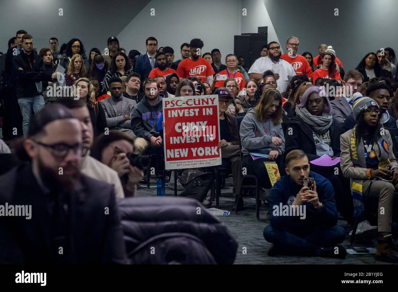 USA. Februar 2020. SUNY und CUNY Studenten, Dozenten und Mitarbeiter aus dem ganzen Staat, an denen sich gewählte Funktionäre, Mitglieder der USS, PSC CUNY, NYPIRG und andere Studentenorganisationen am 27. Februar 2020 in Albany zum Höheren Ed Action Day versammelten, Der Besuch der Gesetzgeber, um die volle Finanzierung der Hochschulbildung im ganzen Land zu fordern. (Foto von Erik McGregor/Sipa USA) Credit: SIPA USA/Alamy Live News Stockfoto