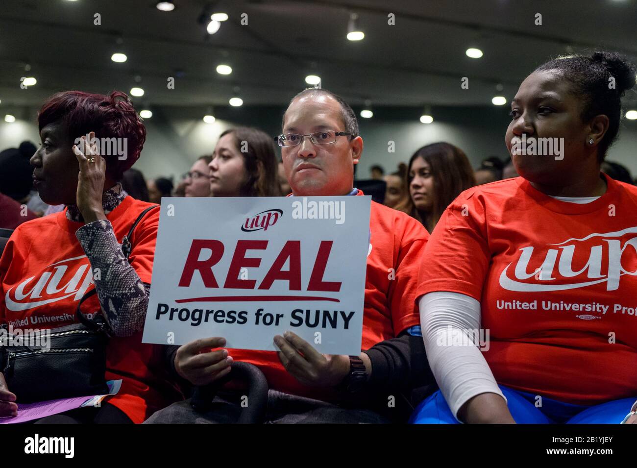 USA. Februar 2020. SUNY und CUNY Studenten, Dozenten und Mitarbeiter aus dem ganzen Staat, an denen sich gewählte Funktionäre, Mitglieder der USS, PSC CUNY, NYPIRG und andere Studentenorganisationen am 27. Februar 2020 in Albany zum Höheren Ed Action Day versammelten, Der Besuch der Gesetzgeber, um die volle Finanzierung der Hochschulbildung im ganzen Land zu fordern. (Foto von Erik McGregor/Sipa USA) Credit: SIPA USA/Alamy Live News Stockfoto