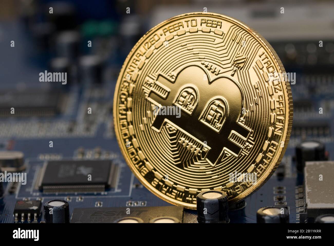 Golden Bitcoin auf der Leiterplatte. Serverkonzept für die digitale Währungserzeugung Stockfoto