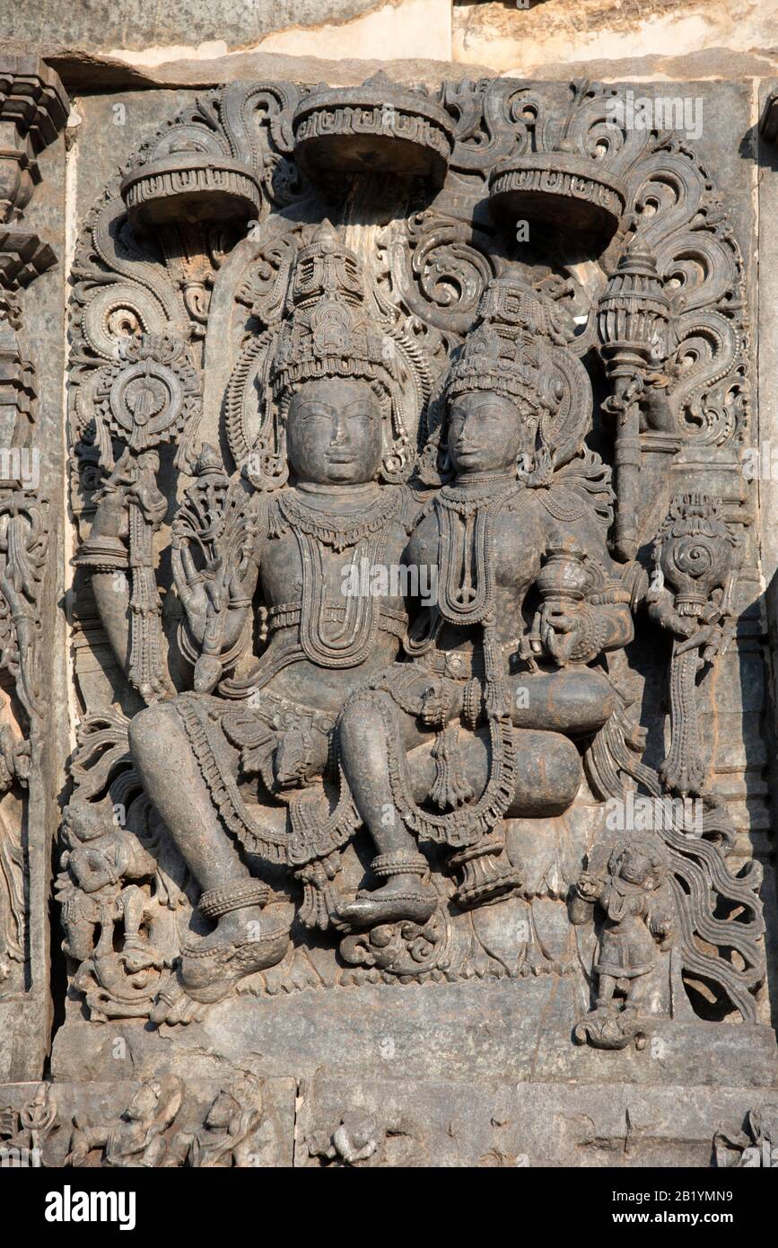 Siva und Parvathi Reliefe, Hoysaleswara Shiva Tempel, Halebidu, Karnataka, Indien Stockfoto