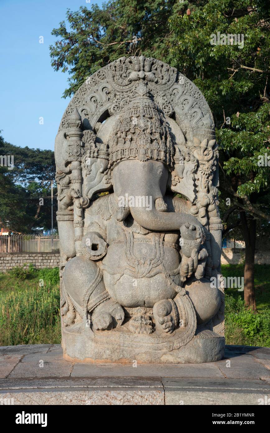Geschnitztes Idol von Lord Ganesha, westlicher Eingang Hoysaleswara Shiva-Tempel, Halebidu, Karnataka, Indien Stockfoto