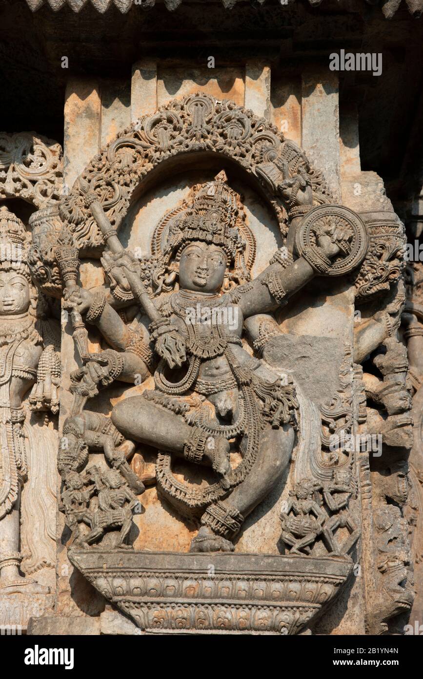 Tanzende Shiva-Skulptur, Kedareshwara-Tempel façade, Halebidu, Karnataka, Indien Stockfoto