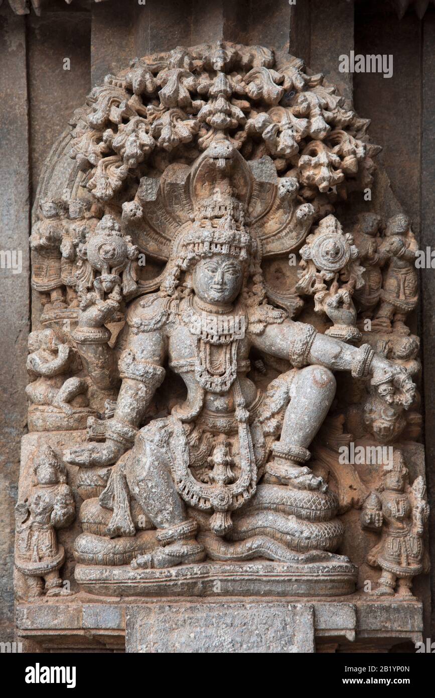 Ungewöhnliches Schnitzwerk von Lord Vishnu auf Shesh Naga, Chennakesava-Tempel, Somanathapura, Karnataka, Indien Stockfoto