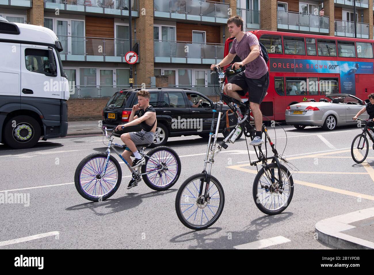 Bikestormz entlang Der Nine Elms Lane. Eine Ausfahrt mit fast 3.000 Radfahrern in ihren Teenagern und frühen Zwanzigern. London. Juni 2019. Stockfoto