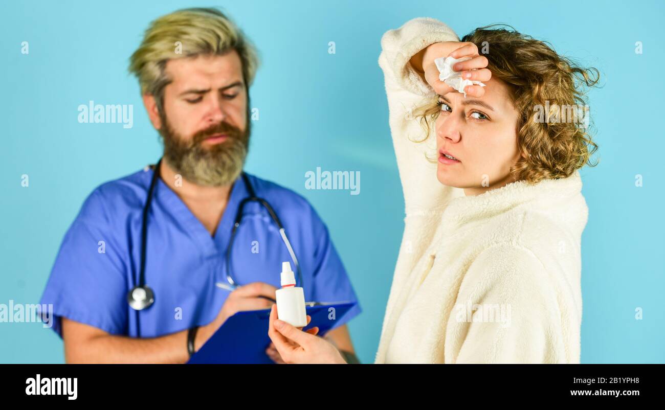 Schreckliche Kopfschmerzen. Arzt- und Patientenbesprechung im Krankenhaus. Medizinisches Fachpersonal. Gesundheitswesen und Medizin. Arzt und Patient diskutieren über die Behandlung. Beratung zur Diagnose der Krankheit. Stockfoto