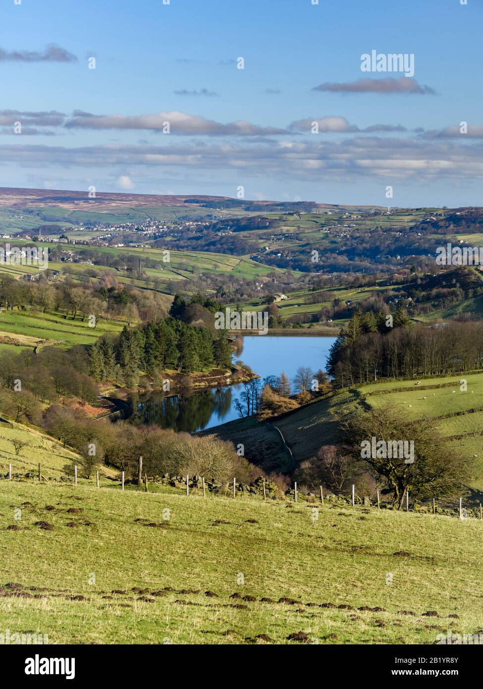 Malerischer sonniger Lower Laithe Reservoir (Bergdörfer, Cottages, Talhänge, hüglige Ackerfelder, Moore) - Haworth Moore, West Yorkshire England UK Stockfoto