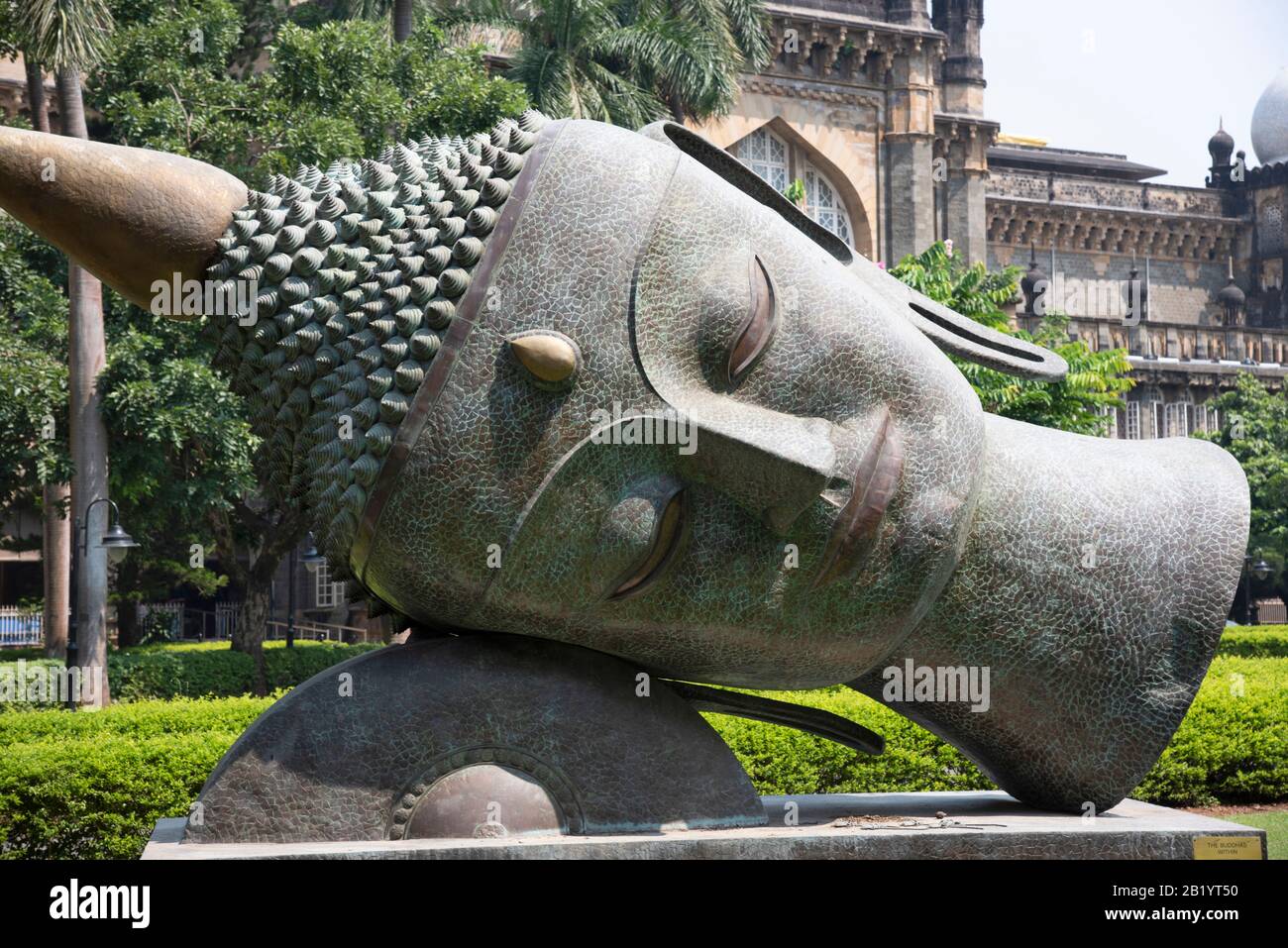 Lord Buddha-Statue auf dem Rasen von Chhatrapati Shivaji Maharaj Vastu Sangrahalaya, CSMVS, Mumbai, Maharashtra, Indien Stockfoto