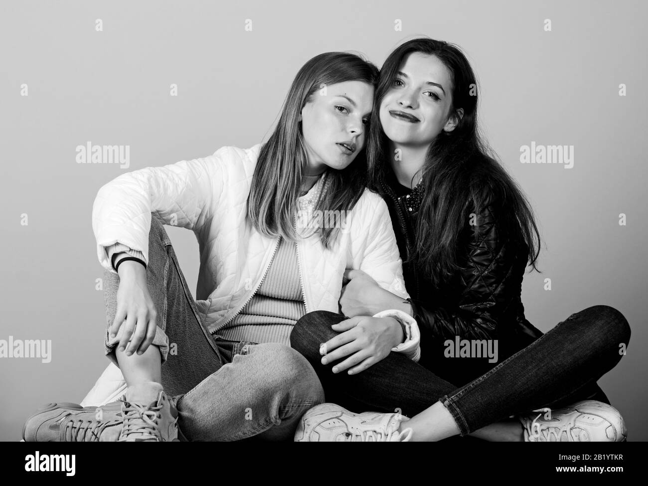 Immer zusammen. Glückliche Frauen im Frühjahr Jacke. warme Kleidung Mode. Mädchen entspannen und umarmen. saisonal einkaufen. Beauty und Mode. weibliche Freundschaft in Aktion. die Werte der Familie. Sie einander lieben. Stockfoto