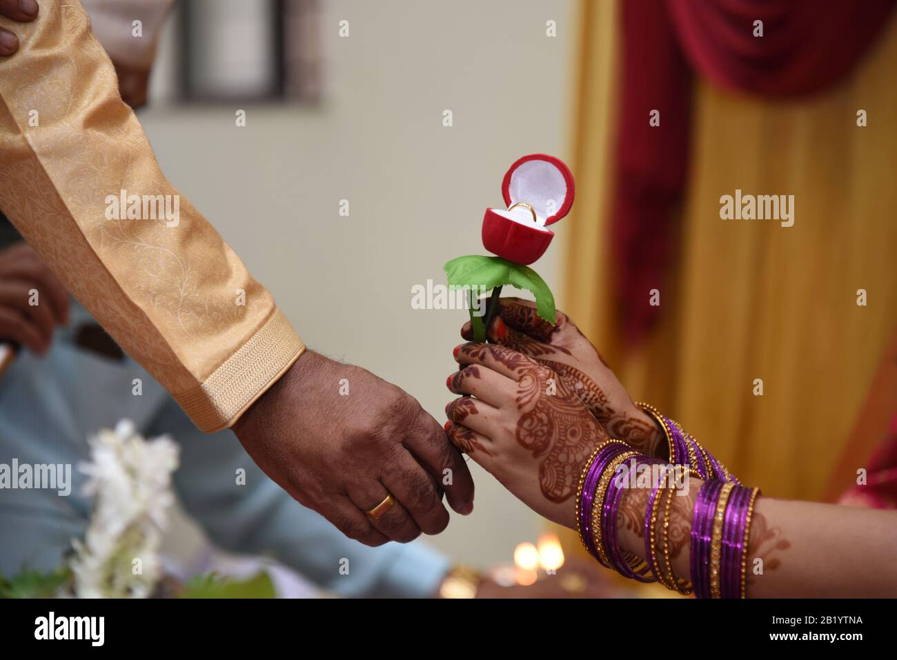 Ring des Engagements in einem Kasten in Rosenform, in der Hand von Bride und Bräutigam, Pune, Maharashtra, Indien Stockfoto