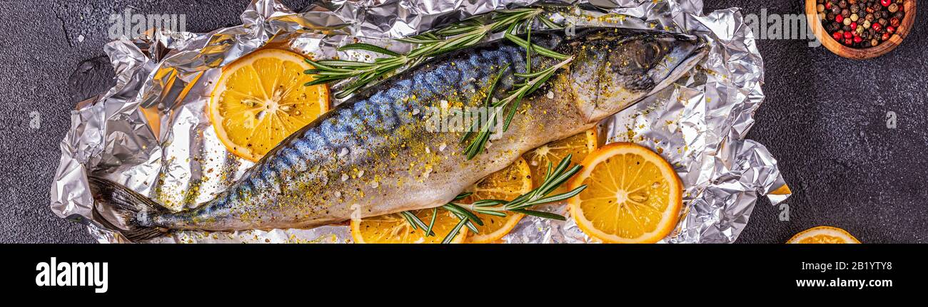 Rohe Makrele mit Gewürzen in Backfolie, Draufsicht Stockfoto