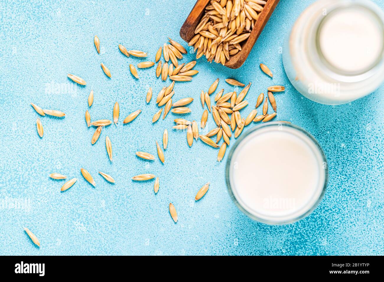 Hafermilch und Hafer, Draufsicht. Stockfoto