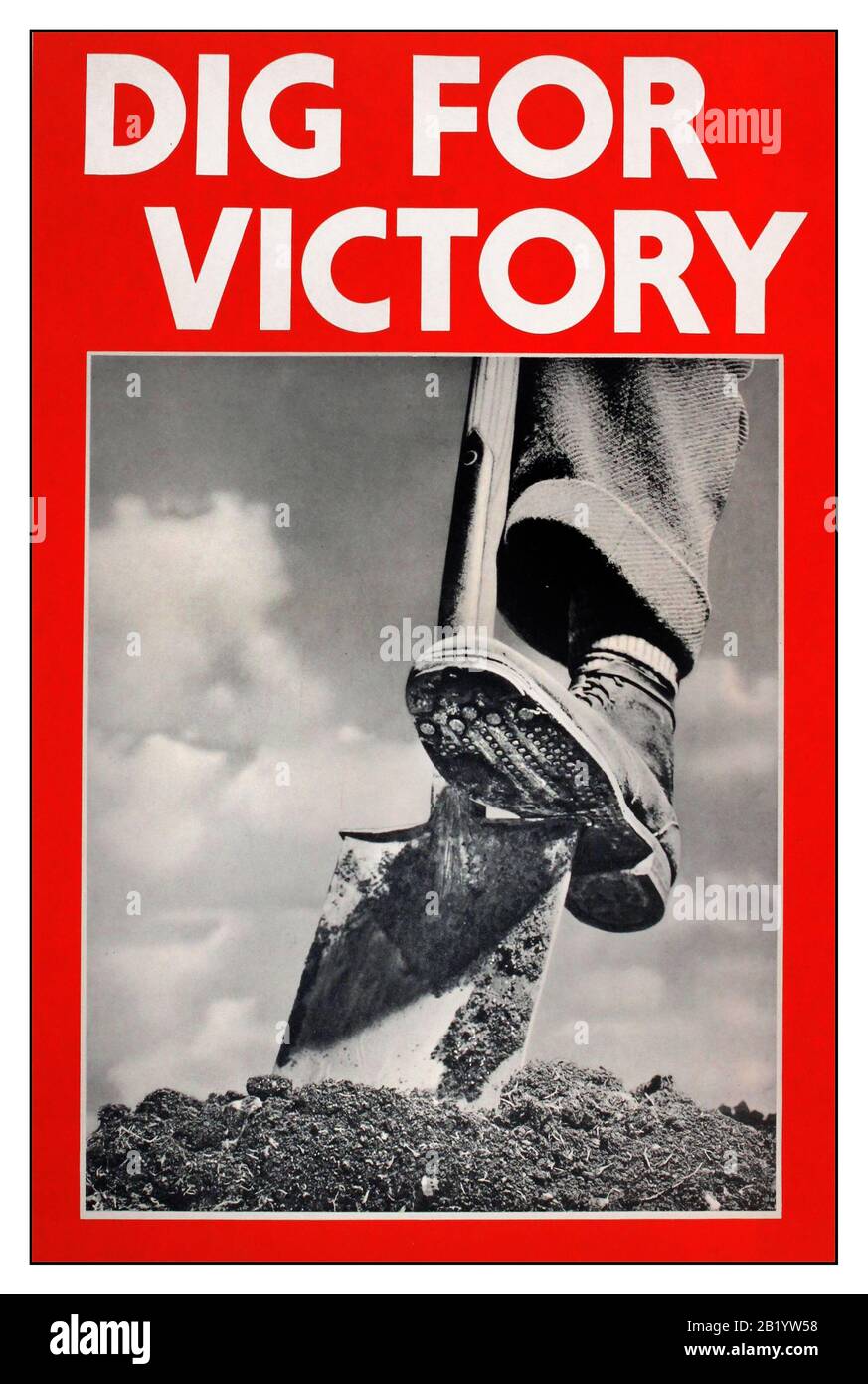 "Dig for Victory" Poster Iconic Vintage British World war II Propaganda Poster Food Campaign 1940/1 World war II Food Agriculture Production, Großbritannien, Mit niedrigem dynamischen Winkelschuh, der den Spaten in die fruchtbare Erde treibt Stockfoto