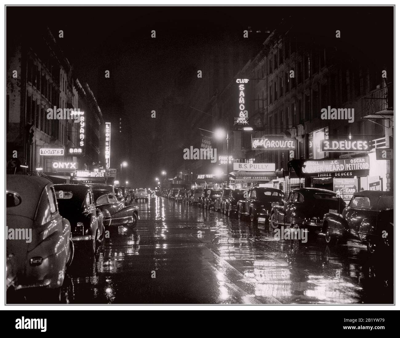 New YORK 40er Retro B&W Wet Reflections Nachtclubs Neon Signs Restaurants Clubs 52nd Street, New York, USA 1948 Stockfoto