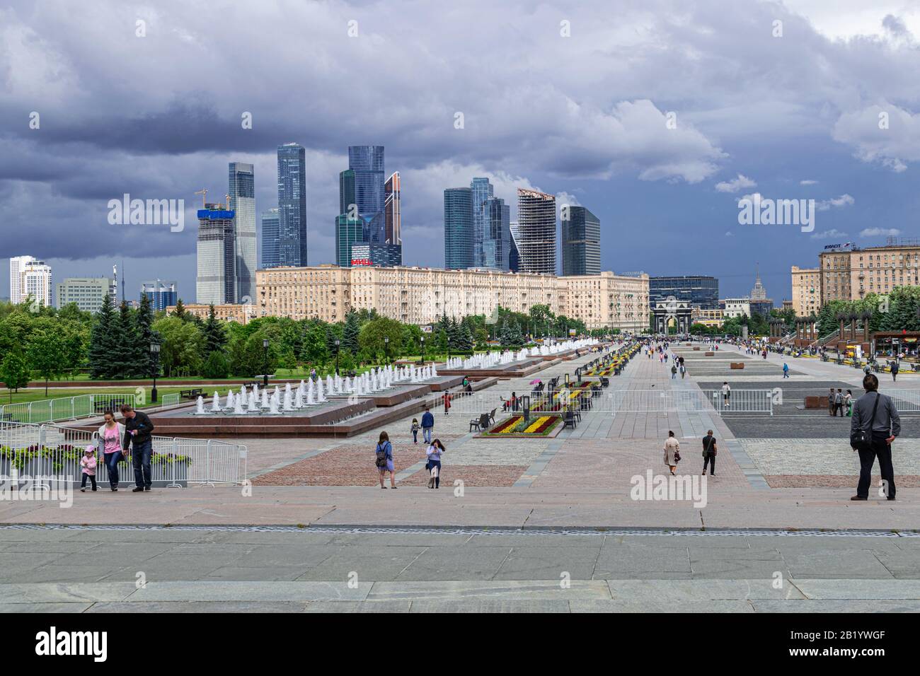 Moskau/Russland; Juni 06 2019: Victory Park auf dem Poklonnaja-Hügel mit Skyline von Moskau Stockfoto