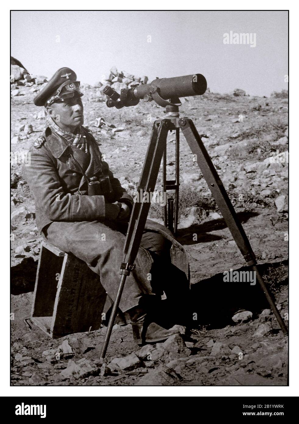 ROMMEL Archive WW2 Feldmarschall Erwin Rommel „Desert Fox“ 1942 mit Field Spoting Scope Stativ Visier und Fernglas WW2 Feldmarschall Erwin Rommel der Desert Fox North Africa World war II Tank Commander und angesehener Anführer Stockfoto