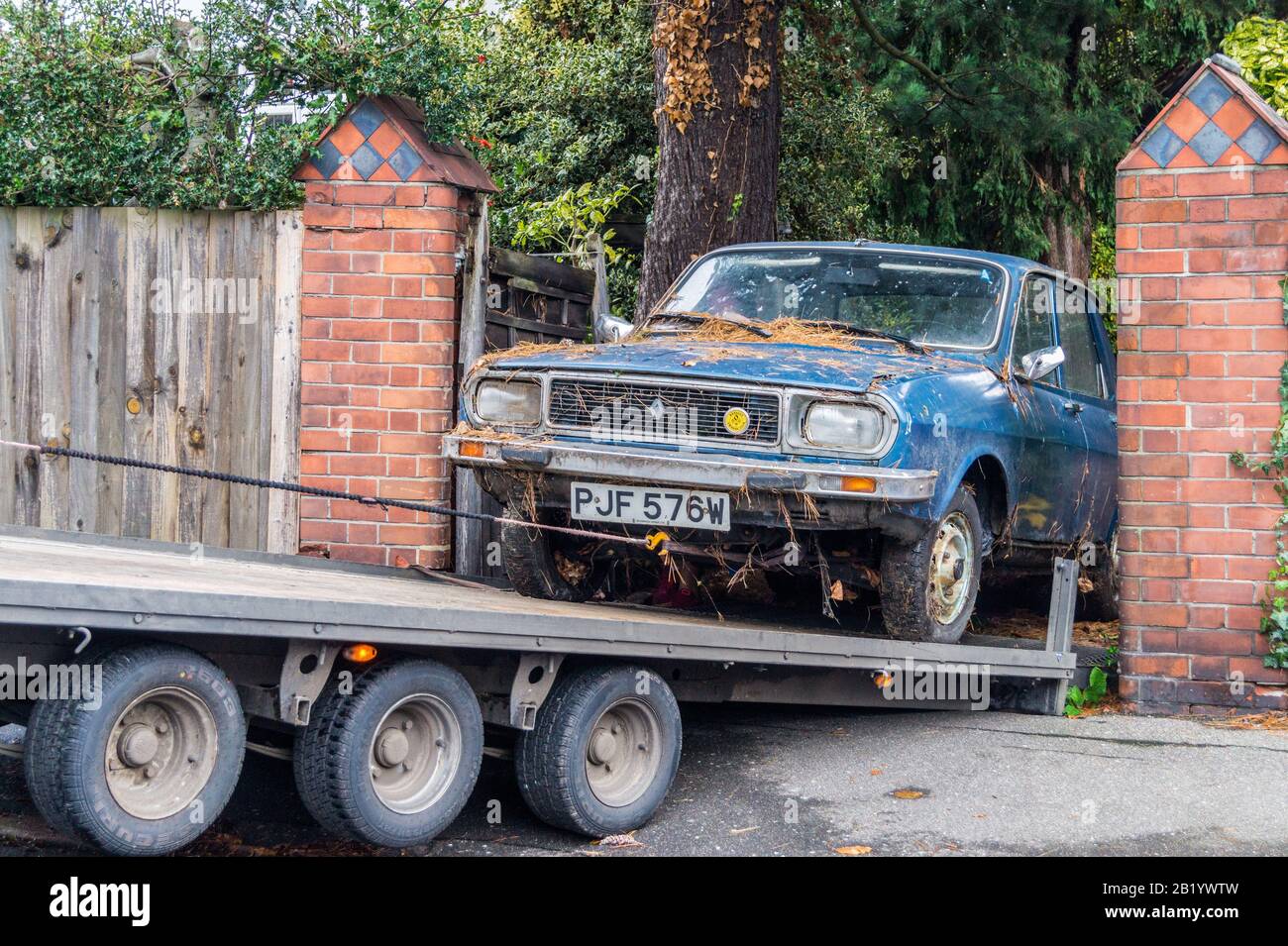 1980 Renault 12-Wagen, das zur Wiederherstellung abgeschleppt wurde, South Woodford, London, England. Bild wurde bearbeitet, um den Wiederherstellungstreiber aus Datenschutzgründen zu entfernen. Stockfoto
