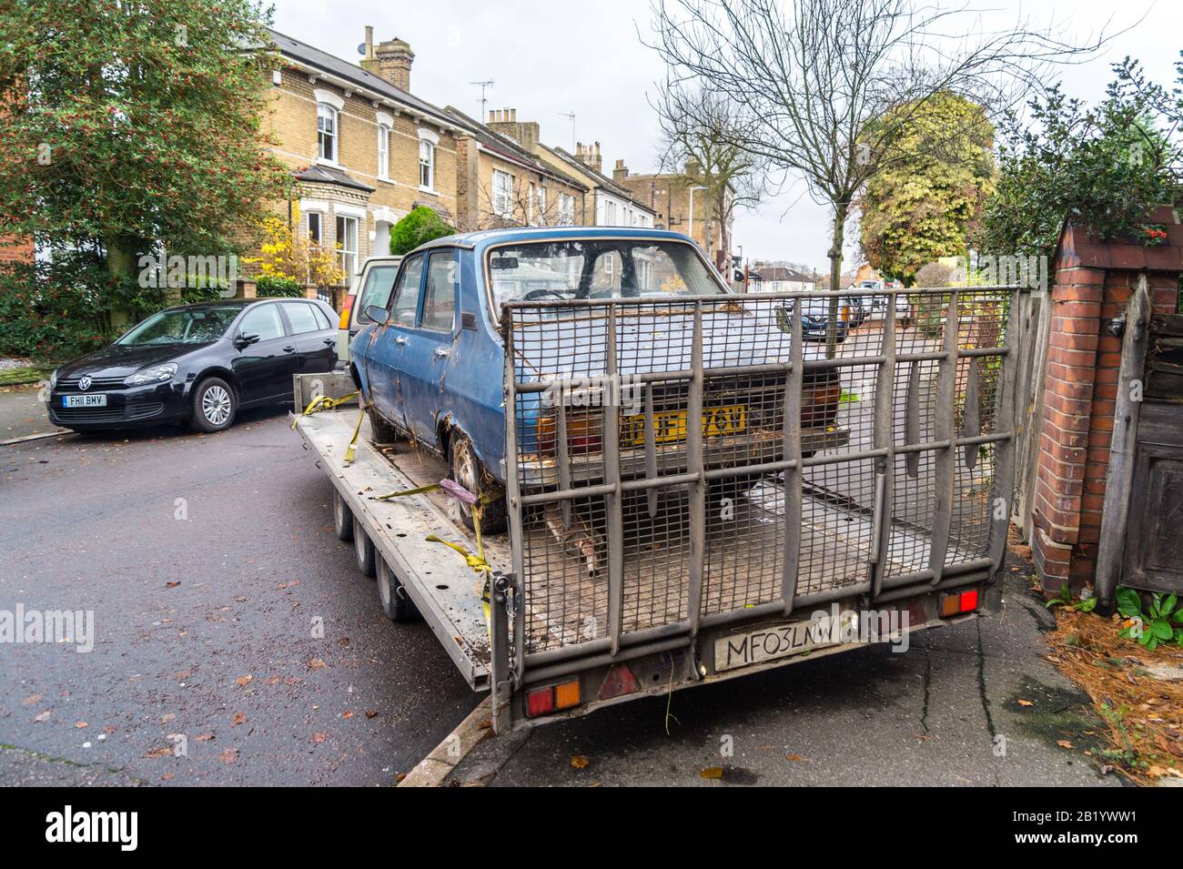 1980 Renault 12-Wagen, das zur Wiederherstellung abgeschleppt wurde, South Woodford, London, England Stockfoto