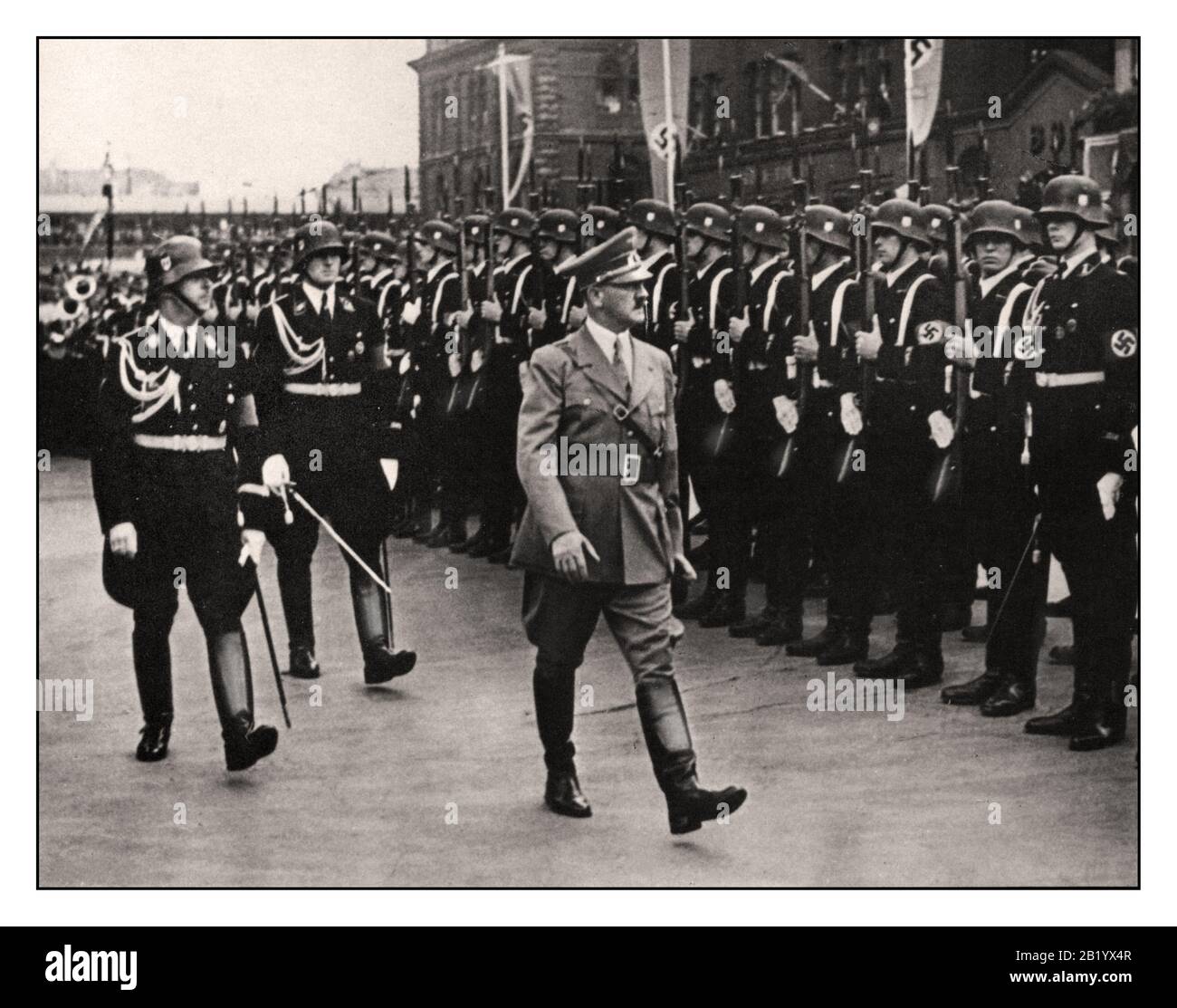 Archiv der 1930er Jahre Adolf Hitler überprüft die Truppen der NS-WAFFEN-SS in Nürnberg. Begleitet wird er vom Chef des SS-Reichführers Heinrich Himmler der Schutzstaffel, Deutschland Stockfoto