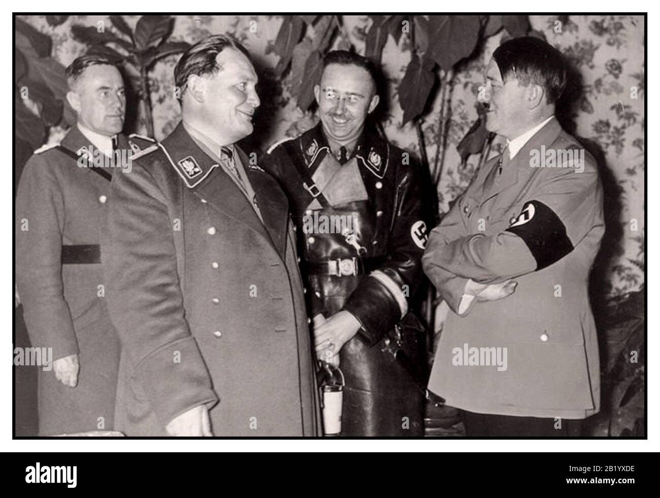 Nazi-Archiv 1940 Hermann Göring, Heinrich Himmler und Adolf Hitle Rkanzler von Deutschland 1933 und dann als Führer 1934 lächelnd und lachend alle mit Militäruniform. Stockfoto