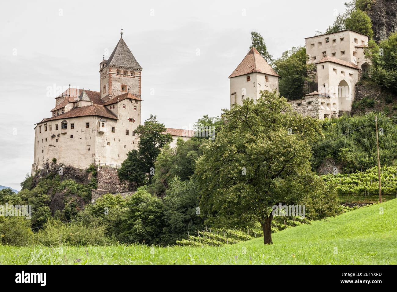 Val ISARCO, ITALIEN - 27. JULI 2017: Castel Trostburg es ist eine der größten befestigten Anlagen in Südtirol. Die Geschichte der Festung stammt von Bac Stockfoto