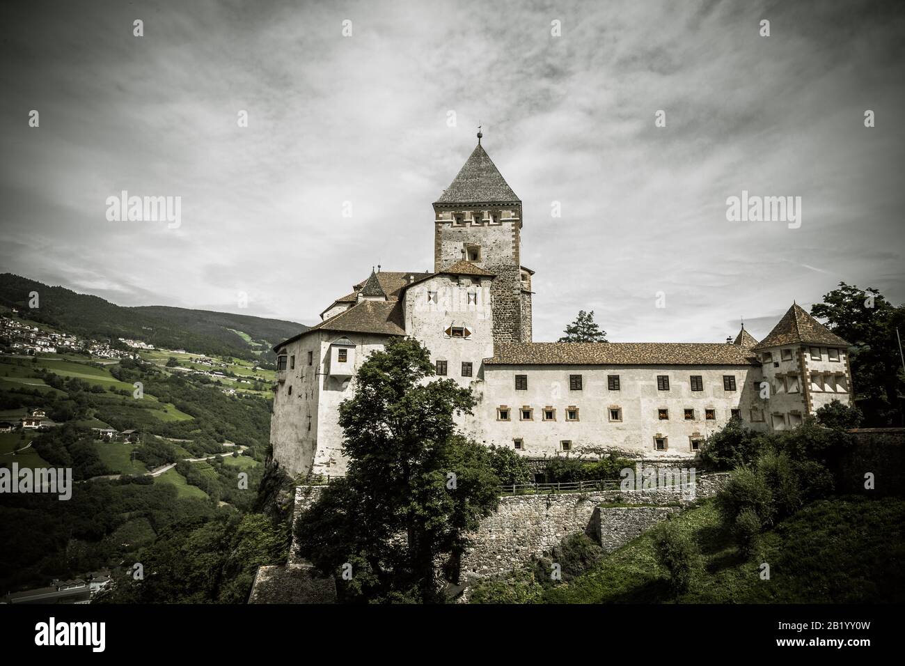 Val ISARCO, ITALIEN - 27. JULI 2017: Castel Trostburg es ist eine der größten befestigten Anlagen in Südtirol. Die Geschichte der Festung stammt von Bac Stockfoto