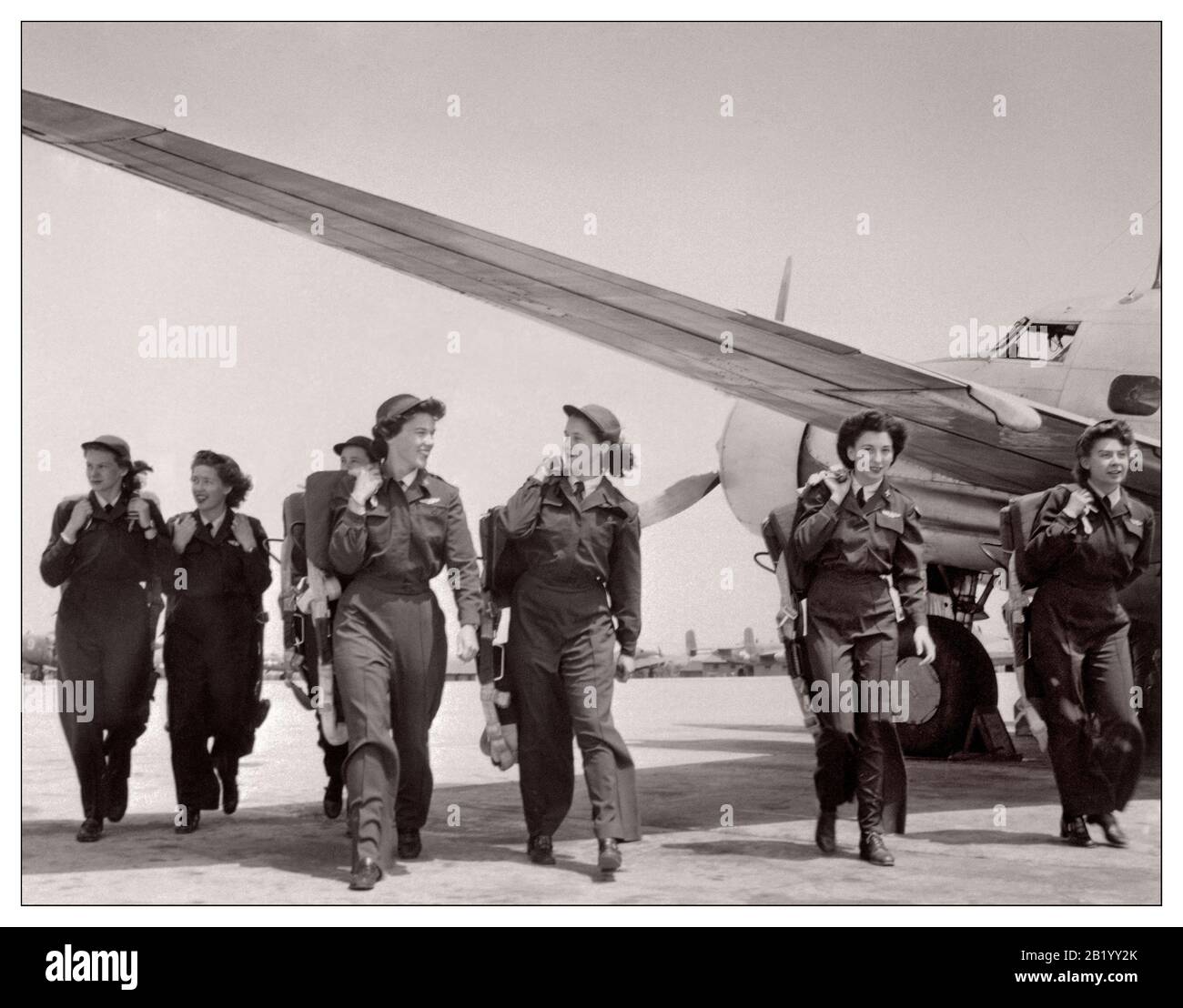 WASP WASP (WASP) der 40er Jahre - Frauen Piloten des zweiten Weltkriegs Frauen Luftwaffendienstpiloten (WASP) Die Piloten Des Women Airforce Service waren eine zivile Frauenfliegerorganisation, die den Luftstreitkräften der United States Army beigeordnet war, um während des zweiten Weltkriegs Militärflugzeuge zu fliegen Mitglieder waren Beamte des öffentlichen Dienstes der Vereinigten Staaten. Mitglieder von WESPEN wurden ausgebildete Piloten, die während des zweiten Weltkriegs 1943 Flugzeuge testeten, Flugzeuge ferrieten und andere Piloten ausbildeten Stockfoto