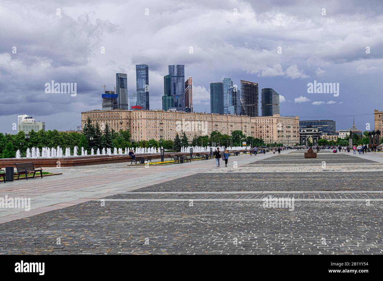 Moskau/Russland; Juni 06 2019: Victory Park auf dem Poklonnaja-Hügel mit Skyline von Moskau Stockfoto