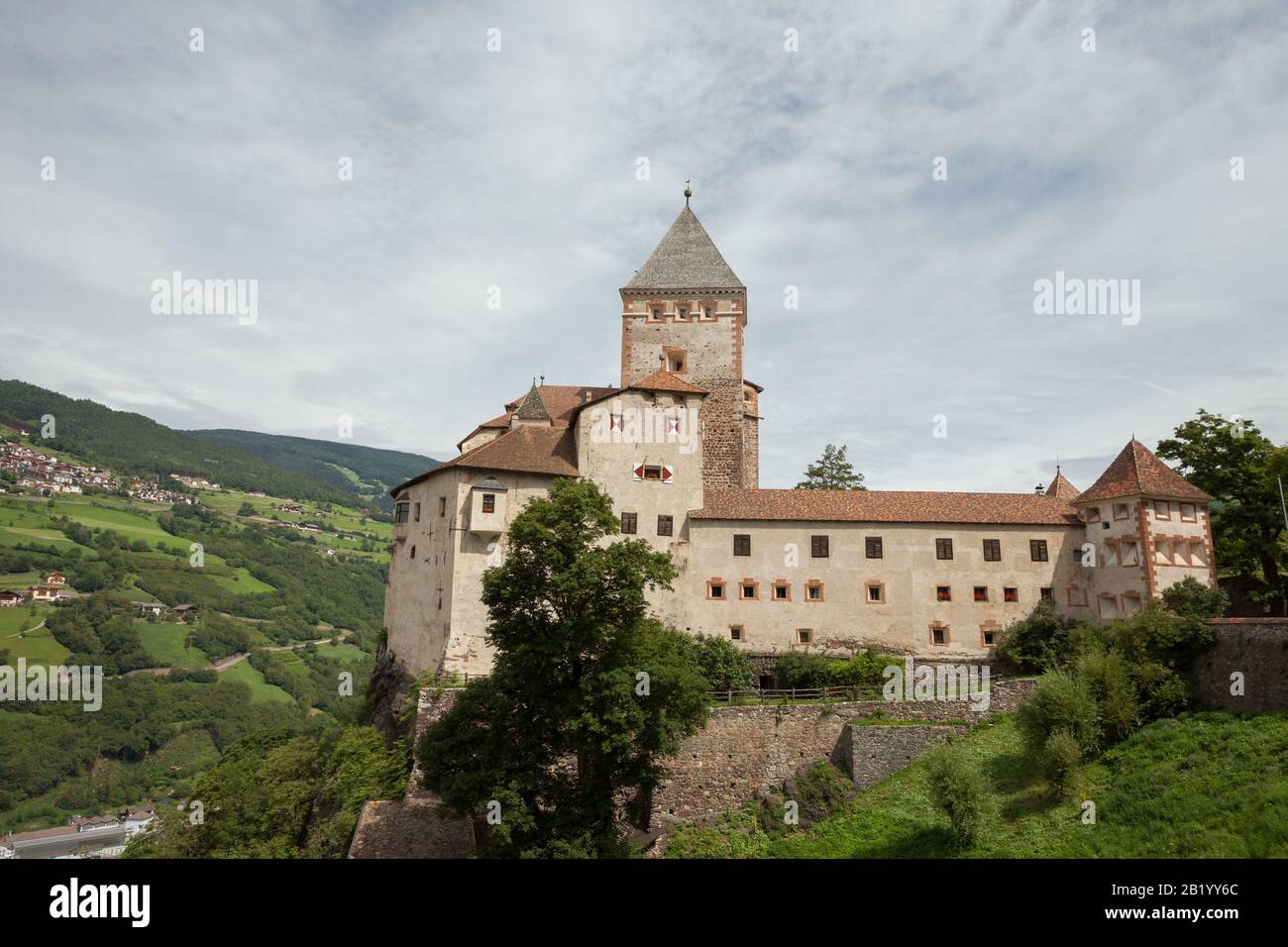 Val ISARCO, ITALIEN - 27. JULI 2017: Castel Trostburg es ist eine der größten befestigten Anlagen in Südtirol. Die Geschichte der Festung stammt von Bac Stockfoto