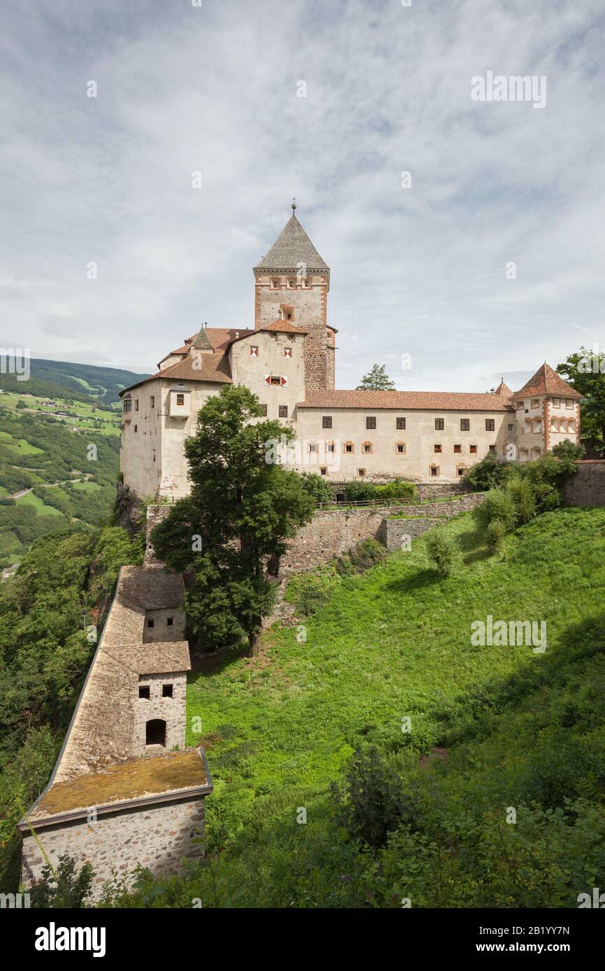 Val ISARCO, ITALIEN - 27. JULI 2017: Castel Trostburg es ist eine der größten befestigten Anlagen in Südtirol. Die Geschichte der Festung stammt von Bac Stockfoto