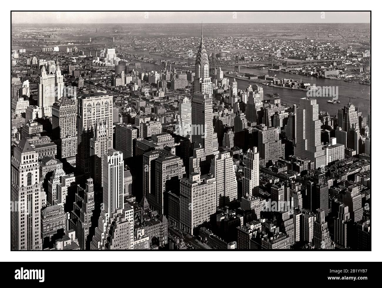 MANHATTAN WOLKENKRATZER Vintage 1932 Luftbild des Chrysler Gebäude dominiert Midtown Manhattan Wolkenkratzer Gebäude New York City NY USA Stockfoto