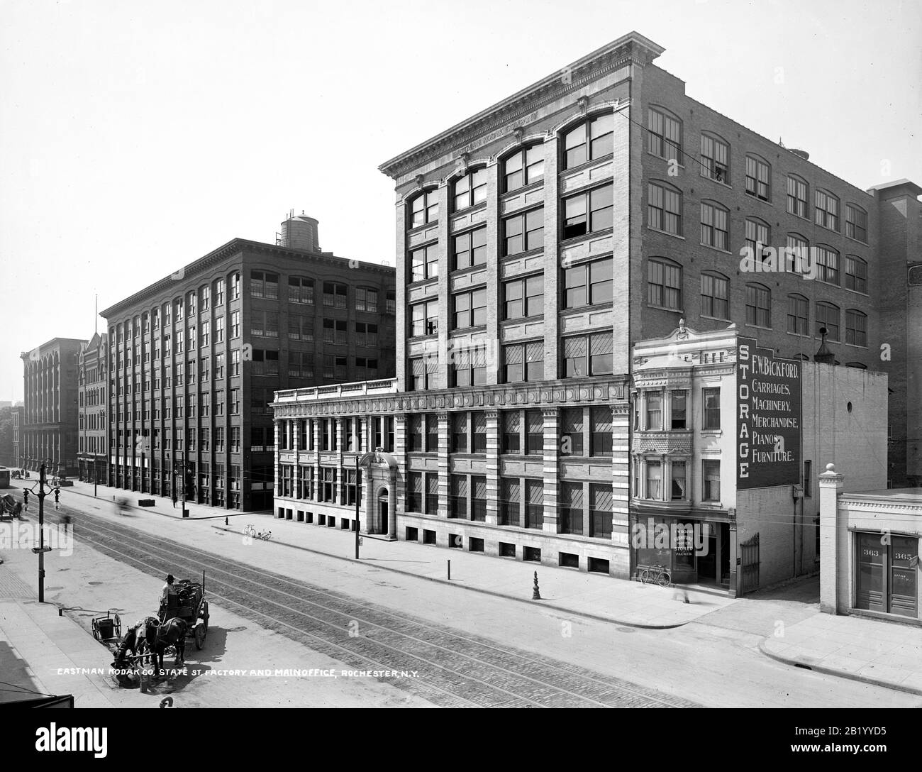 Eastman KODAK Vintage B&W Büro- und Fabrikgebäude 1905 Pferd gezeichnete Karre im Vordergrund. Eastman Kodak Company Fabrik und Hauptniederlassung in Rochester, New York USA Stockfoto