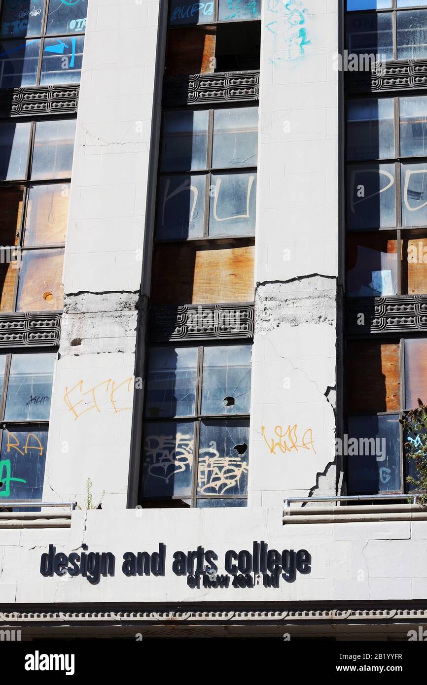 Das Erdbeben beschädigte das Gebäude des Design and Arts College in Christchurch, Neuseeland - wo die Kunst nun bemalte Tags auf zerbrochene Fenster sprüht Stockfoto