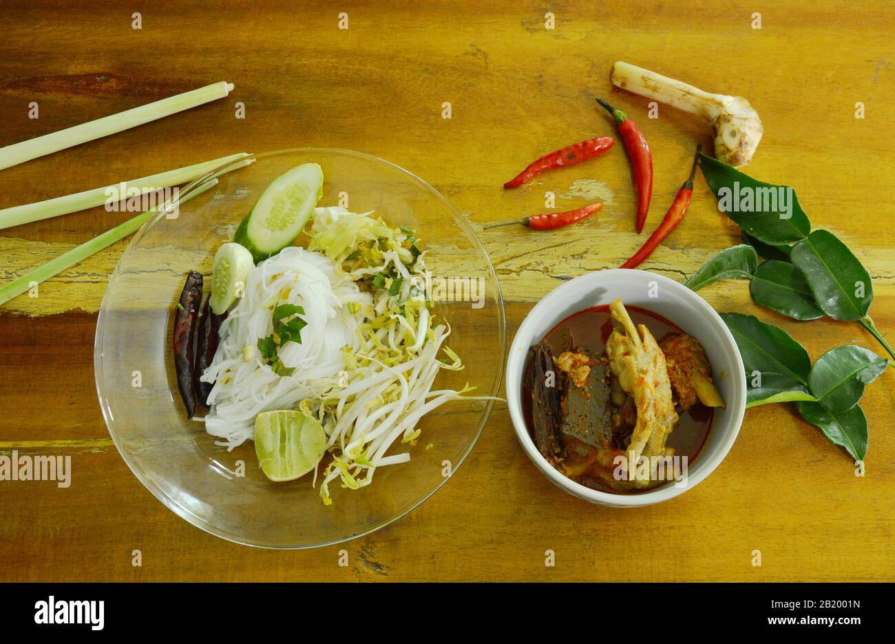 Reisnudeln und frisches Gemüse essen mit würzigen Hühnerfüßen rote Baumwollbaumsauce Stockfoto