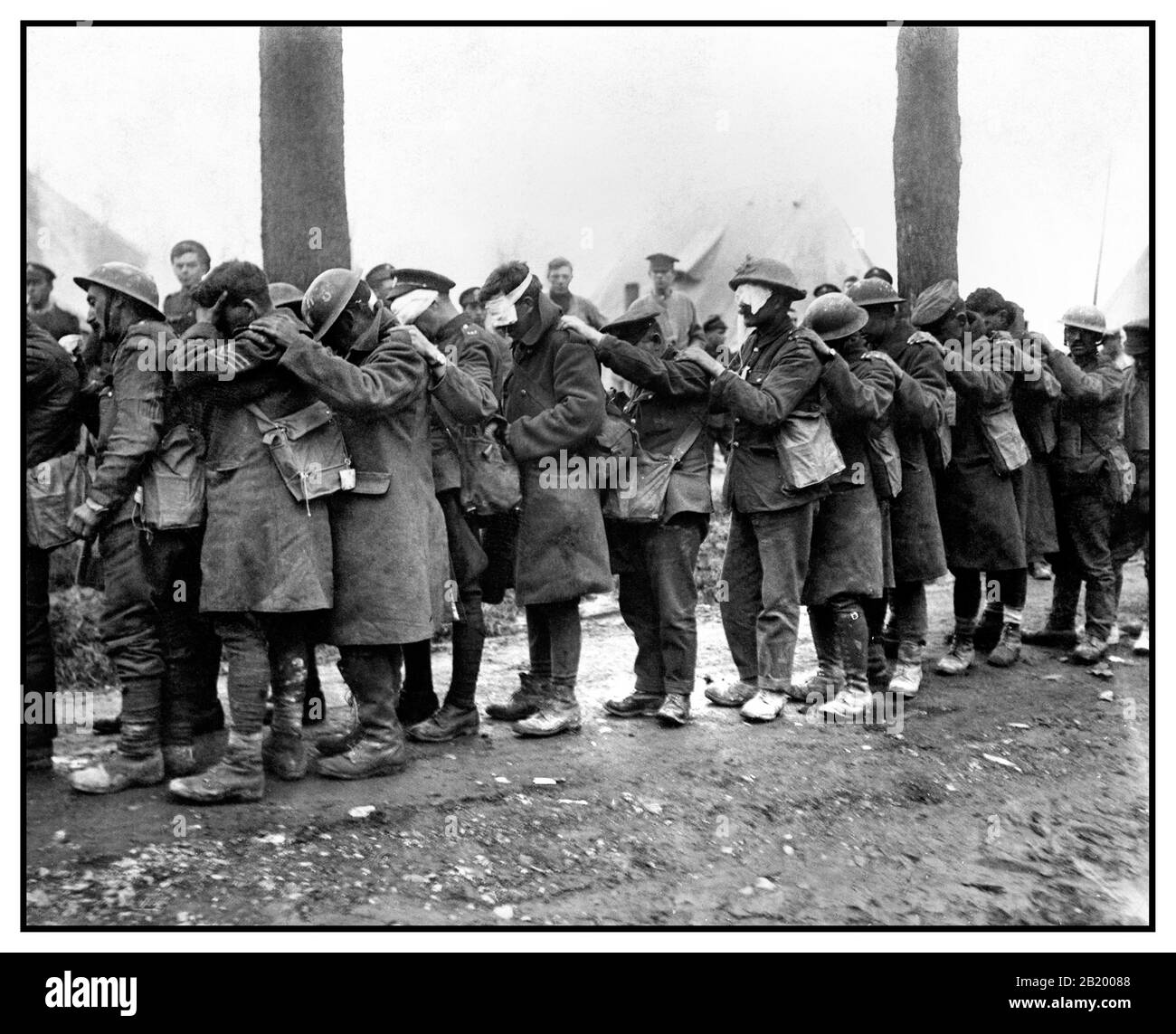 Archiv 1 GASANGRIFF OPFER der britischen 55. Division Gasopfer 10. April 1918 britische 55. West Lancashire Division Truppen, die durch Tränengas blind wurden, warten auf die Behandlung in einer vorgeschohlenen Umkleidestation in der Nähe von Bethune während der Schlacht von Estaires, 10. April 1918, Teil der deutschen Offensive in Flanderns. Stockfoto