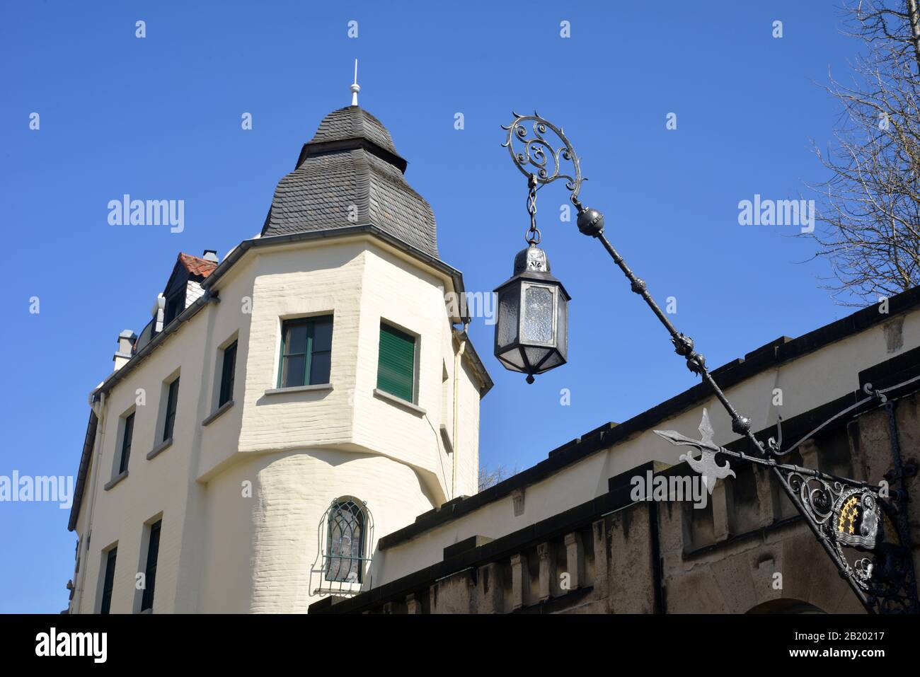 Traditionelle handgefertigte Eisenwerk-Lampe im Freien in einem mittelalterlichen Gebäude in Mönchengladbach Stockfoto