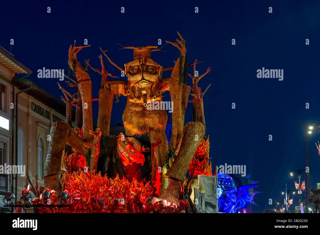 Der allegorische Karnevalsfloß nannte 'S i fossi foco' in der Parade in Viareggio, Italien Stockfoto