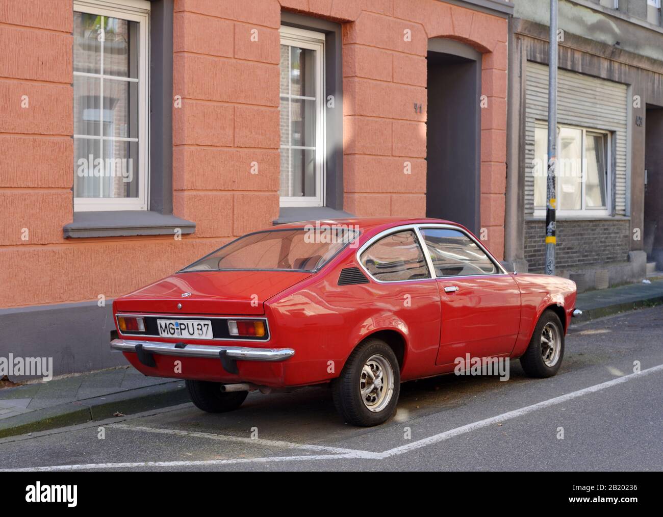 Roter deutscher Opel-Oldtimer auf der Straße Stockfoto