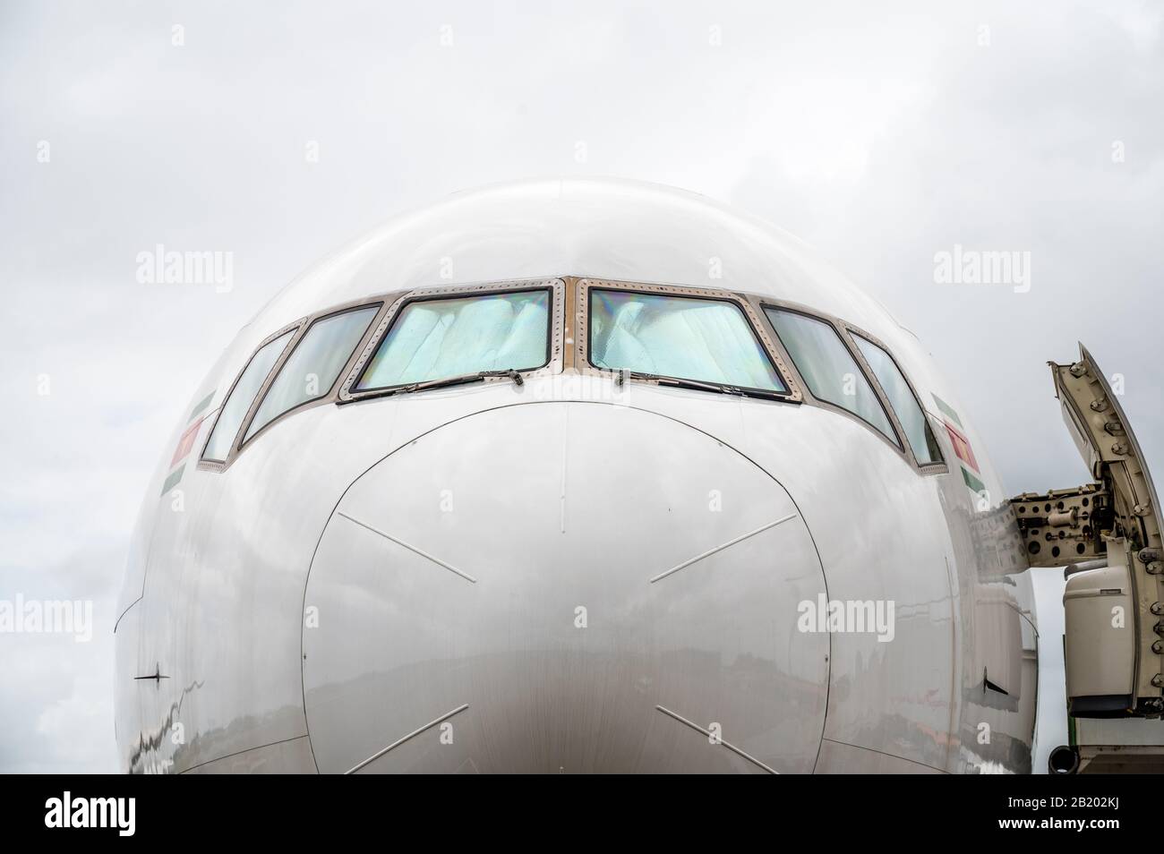 Nase und Cockpit von weißen Boeing 777-Großraumflugzeugen Stockfoto