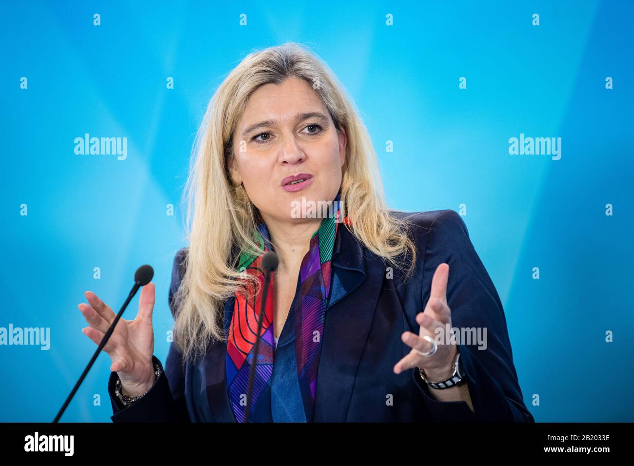 München, Deutschland. Februar 2020. Melanie Huml (CSU), Gesundheitsministerin Bayerns, spricht nach einer Sitzung des Kabinettsausschusses zur Ausbreitung des Coronavirus auf der Pressekonferenz in der bayerischen Staatskanzlei. Credit: Matthias Balk / dpa / Alamy Live News Stockfoto