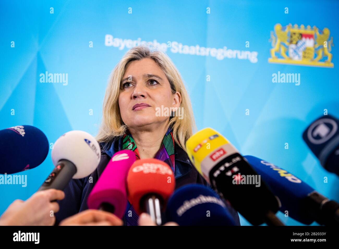 München, Deutschland. Februar 2020. Melanie Huml (CSU), Gesundheitsministerin Bayerns, spricht nach einer Sitzung des Kabinettsausschusses zur Ausbreitung des Coronavirus auf der Pressekonferenz in der bayerischen Staatskanzlei. Credit: Matthias Balk / dpa / Alamy Live News Stockfoto