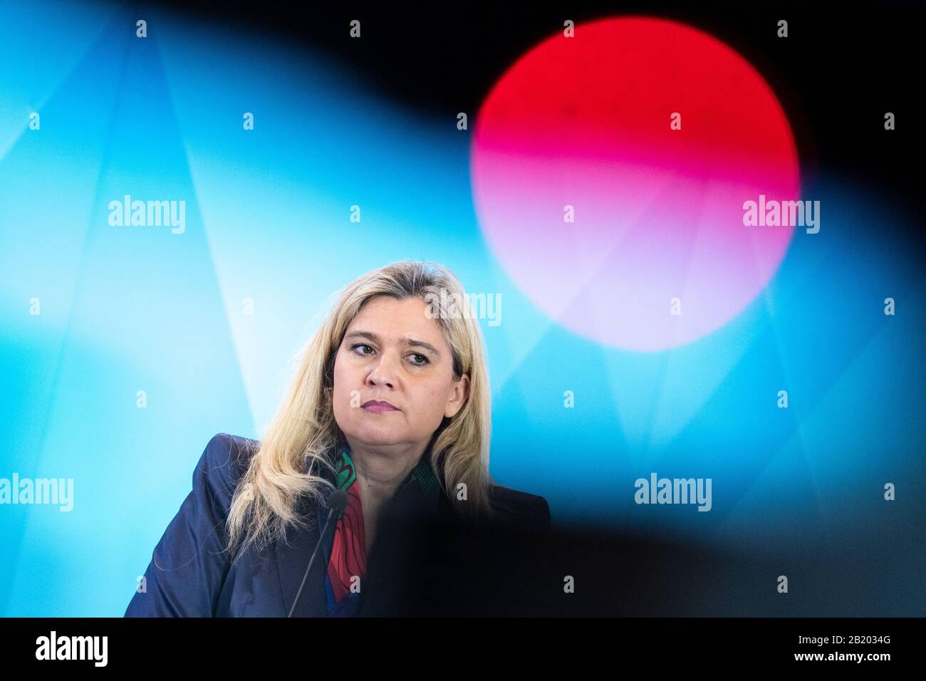 München, Deutschland. Februar 2020. Melanie Huml (CSU), Gesundheitsministerin Bayerns, spricht nach einer Sitzung des Kabinettsausschusses zur Ausbreitung des Coronavirus auf der Pressekonferenz in der bayerischen Staatskanzlei. Credit: Matthias Balk / dpa / Alamy Live News Stockfoto