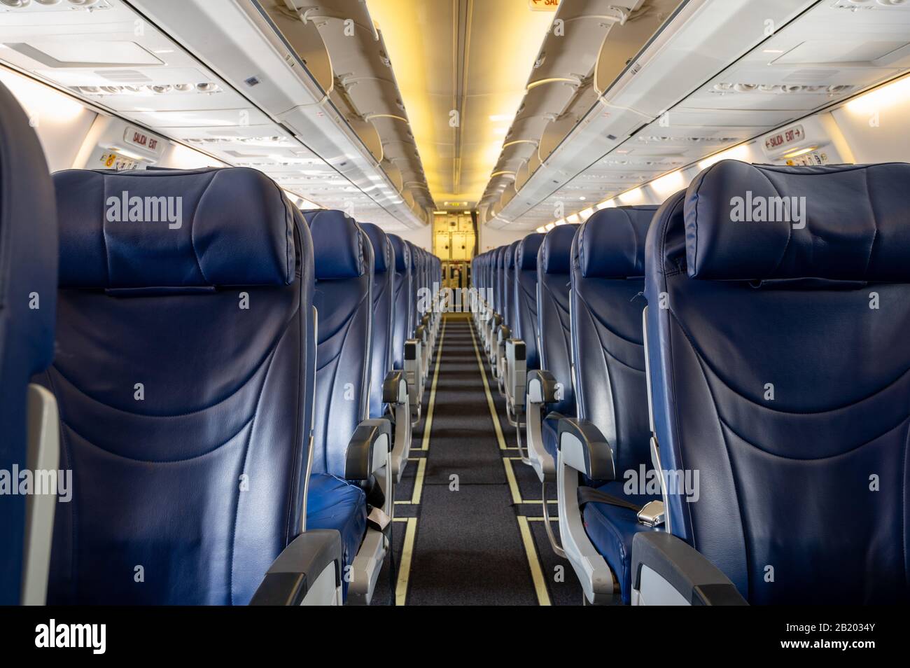 Leeres Interieur von Boeing 737-Passagierflugzeugen mit schmalem Rumpf Stockfoto