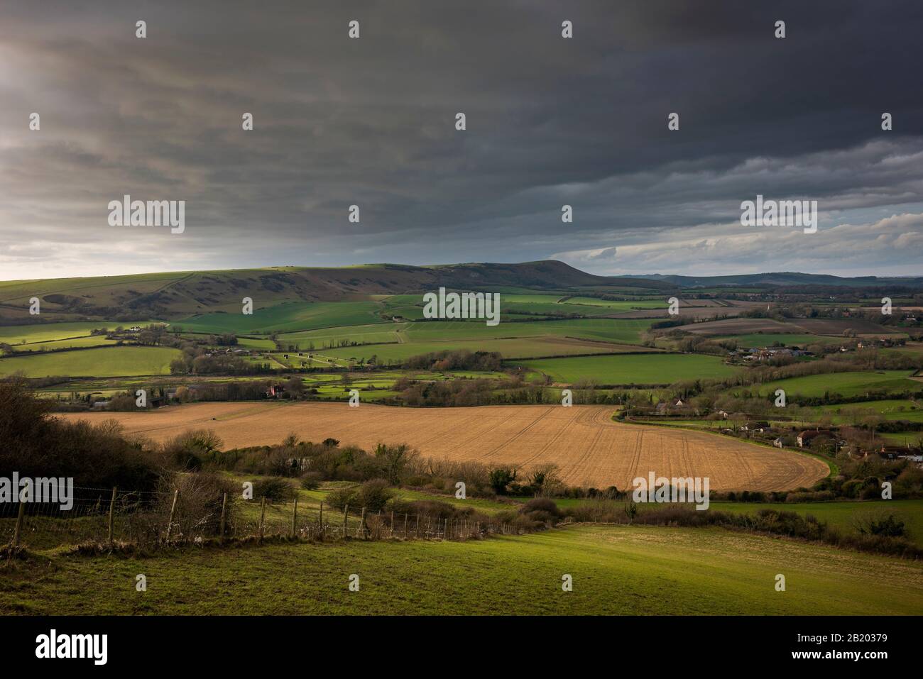 Blick von der Strecke auf den Windover Hill an den South Downs, East Sussex, Großbritannien Stockfoto