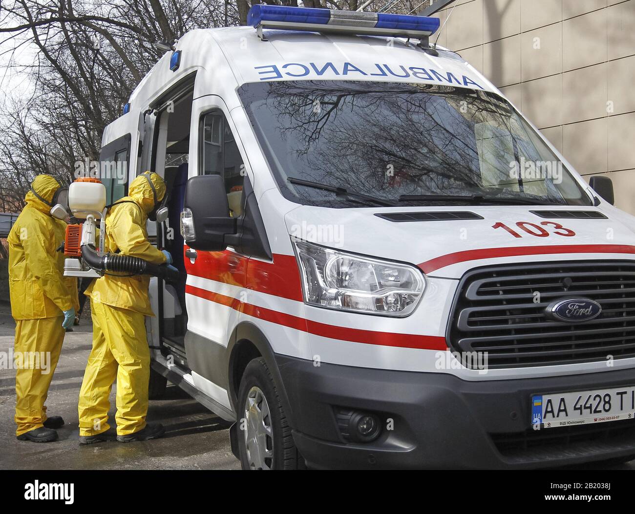 Kiew, Ukraine. Februar 2020. Medizinische Fachkräfte desinfizieren einen Notarztwagen während einer Trainingseinheit zu präventiven Maßnahmen gegen das COVID-19-Coronavirus im Krankenhaus Oleksandrivska in Kiew, Ukraine, am 28. Februar 2020. In der Ukraine wurden am 28. Februar 2020 keine bestätigten Fälle des Coronavirus COVID-19 registriert. Credit: Serg Glovny/ZUMA Wire/Alamy Live News Stockfoto