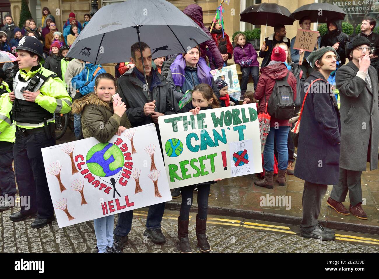 Bristol Youth Strike 4 Climate Protest Bristol England 28. Februar 2020 in College Green, um die Kämpferin Greta Thunberg zu hören und dann durch den zu marschieren Stockfoto
